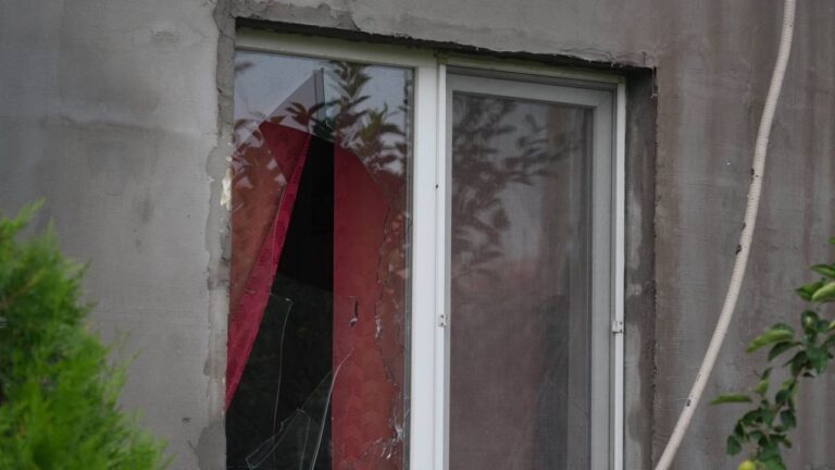 Російські війська вночі поцілили по приватному сектору в Запоріжжі: є поранені