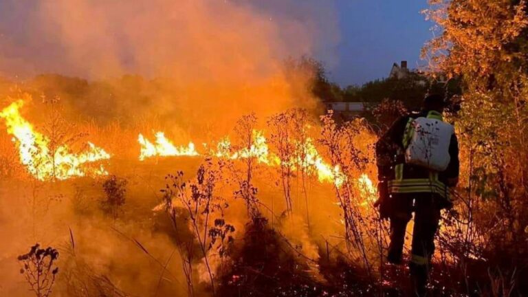 На Херсонщині зростає ризик пожеж через посуху та бойові дії
