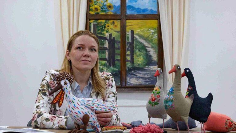 Бойові гуси та півники як символ опору: авторські твори херсонської майстрині