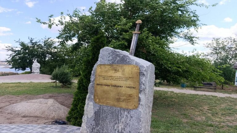 В Запоріжжі відкрили пам’ятний знак загиблому на війні співробітнику заповідника “Хортиця”