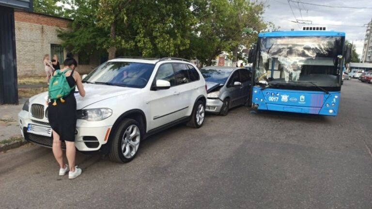 У Миколаєві тролейбус протаранив два припарковані авто