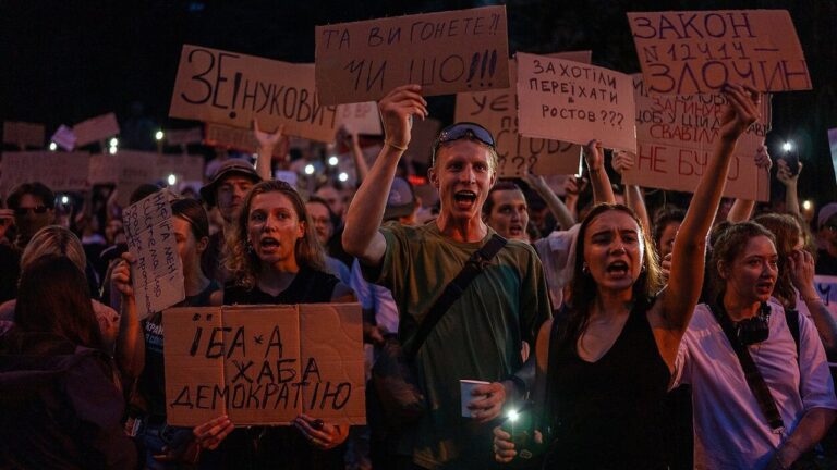 Обмеження незалежності НАБУ: протести та звинувачення у відступі від демократичного курсу