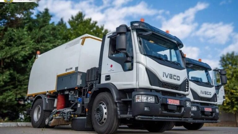 Херсонські комунальники отримали нову техніку з Японії