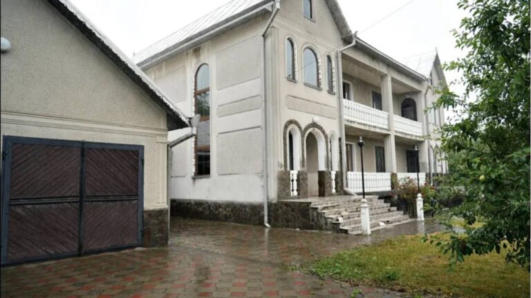 Багатодітній родині з Херсонщині придбали великий будинок на Буковині