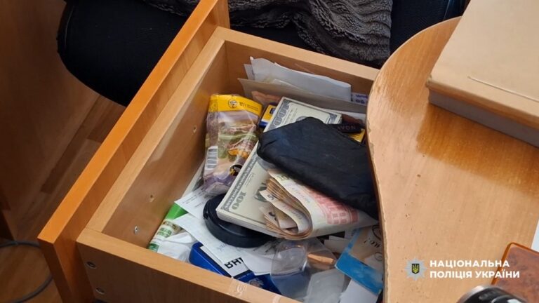 Чиновницю на Одещині затримали за підозрою у підробці пенсійних документів за хабар