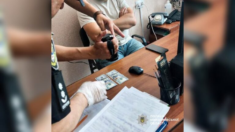 У Миколаєві лікаря затримали за підозрою у хабарі за фіктивну довідку