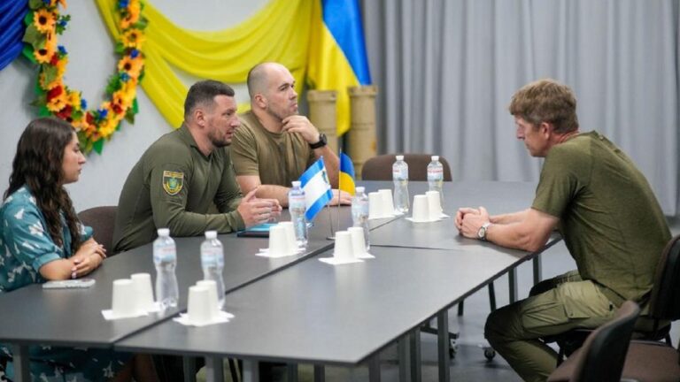 Військовий експерт з Естонії відвідав Херсон щоб отримати український досвід оборони