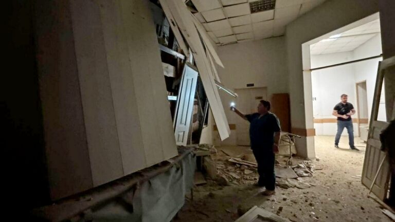Російські війська обстріляли лікарню в Херсоні: постраждали пацієнти та медики