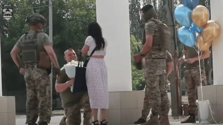 Освідчення під стелою свободи: військовий зробив пропозицію коханій у Херсоні