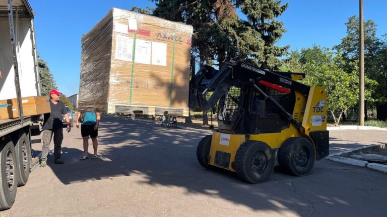 Нововоронцовська громада Херсонщини отримала сонячні батареї із Швейцарії