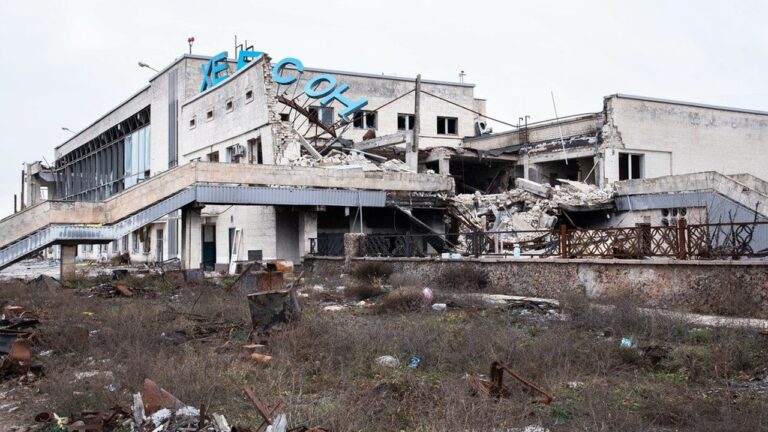 Родинам з дітьми заборонили в’їзд до “червоних” зон Херсона та передмістя