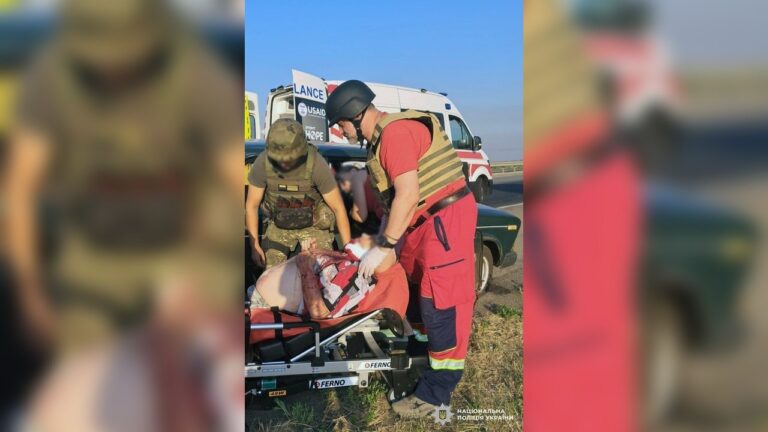 Поліцейські з Херсона врятували постраждалих від ворожого дрона