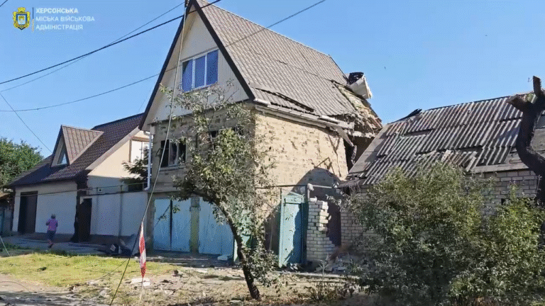 Росіяни обстріляли житлові квартали Херсона: пошкоджено будинки та інфраструктуру