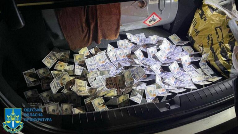 За нелегальне переправлення за кордон 12 тис дол : в Одесі затримали трьох осіб