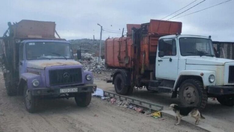 У Херсоні списали пошкоджені обстрілами службові авто