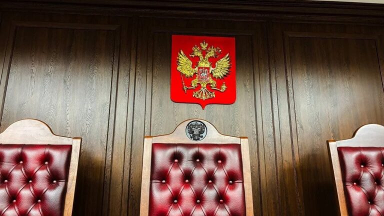 Окупанти на Херсонщині звинувачують чоловіка в участі “у незаконному збройному формуванні”