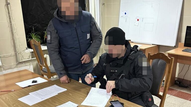 У Херсоні поліцейського засудили за побиття військовослужбовця