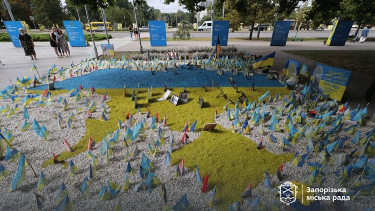 У Запоріжжі оновили майданчик з прапорцями на честь згиблих захисників