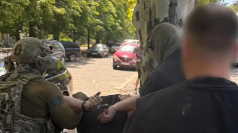 У Миколаєві військовий продавав позашляховики, призначені для ЗСУ