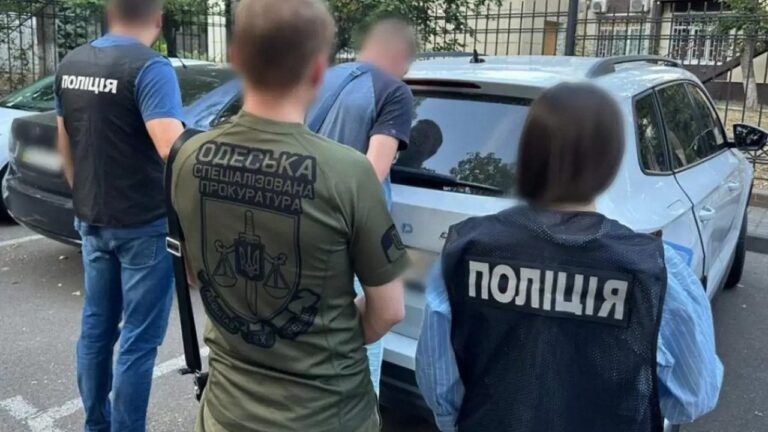 Офіцер ТЦК пообіцяв військовому допомогу у втечі з частини за 10 тис дол
