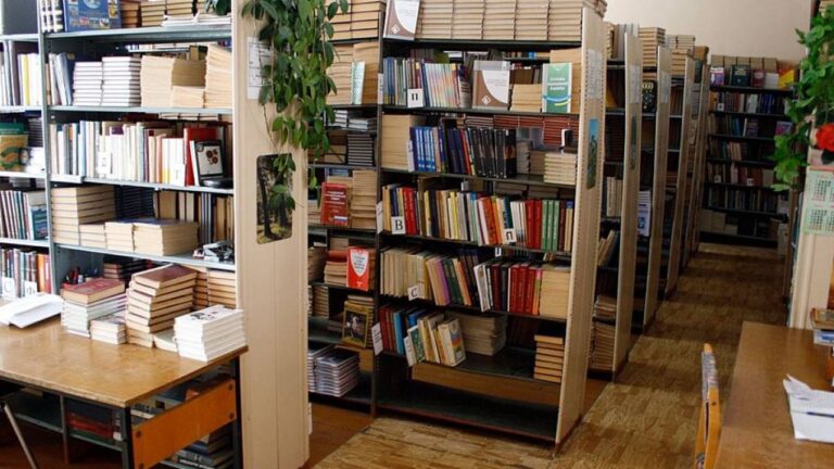 У Генічеську, щоб потрапити до бібліотеки, вимагають фото з триколором