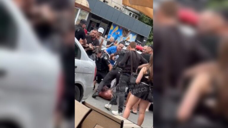 Конфлікт між поліцією та одеситами через затримання чоловіка