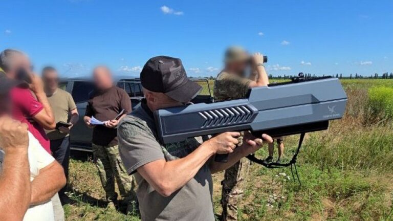 Херсонська громада придбала антидронові рушниці для захисту від атак