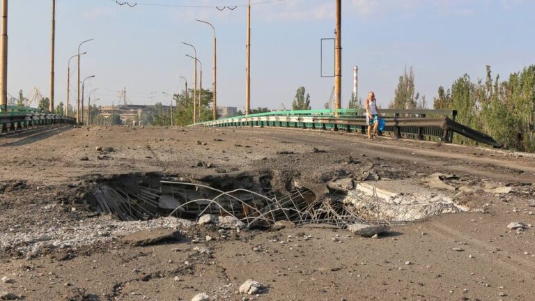 В ОВА розповіли, чому російські війська б’ють по мосту в Херсоні