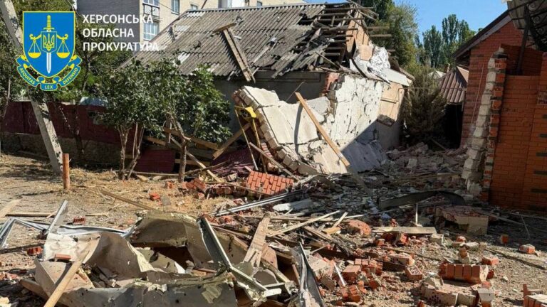 Російська армія обстріляла житловий квартал у Херсоні: є загиблий та поранені