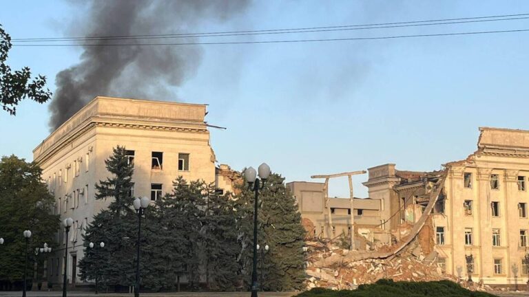 Будівля Херсонської ОДА згоріла після російського артудару