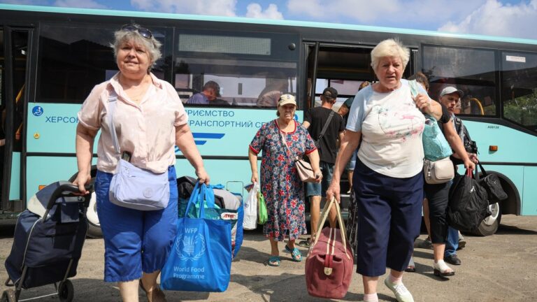 Близько 1,5 тис людей вже евакуювали з мікрорайону Корабел у Херсоні