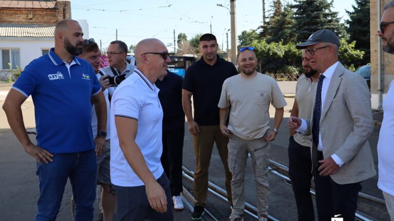 Посол Данії передав Миколаєву 9 нових тролейбусів