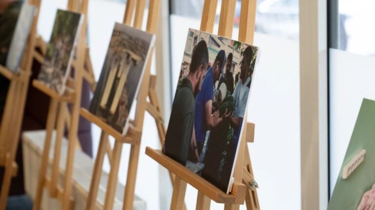 У Вільнюсі відкрилася фотовиставка “Незламний Херсон”