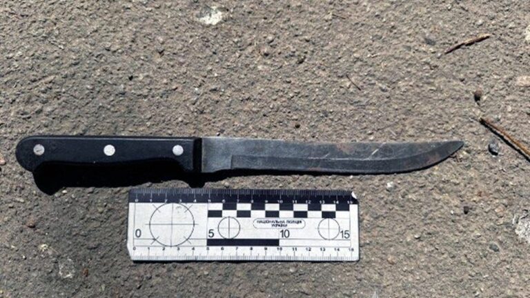 У центрі Херсона п’яний чоловік з ножем нападав на підлітків