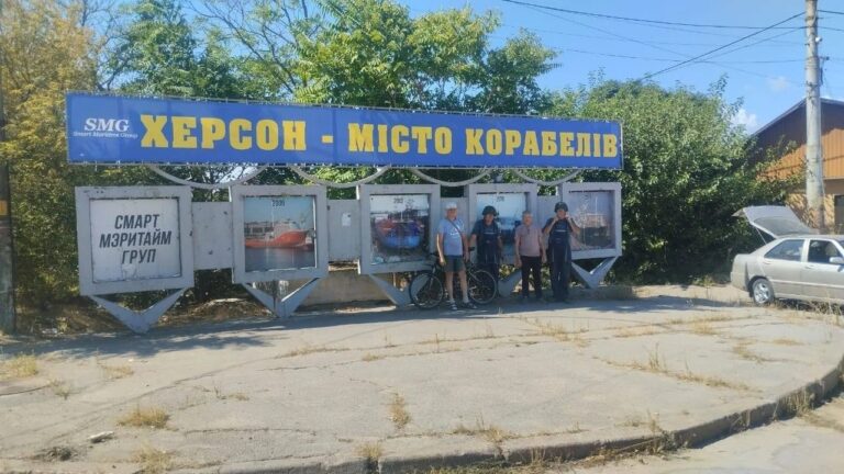 Символ незламності: у Херсоні відновили банер “Херсон – місто корабелів” на Корабельній площі