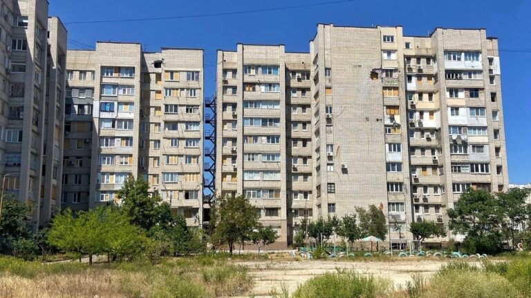 У Херсоні всі багатоповерхівки на Острові пошкоджені обстрілами
