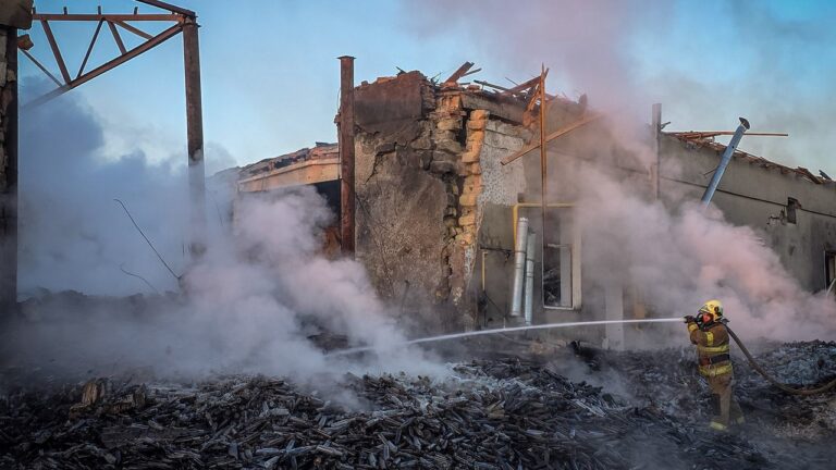 Росія вдарила по винзаводу в Одеській області – евакуйовано 50 працівників