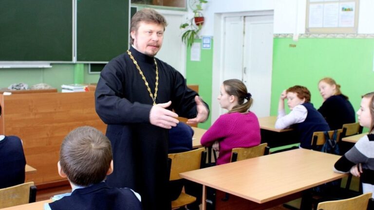 На окупованій Херсонщині школярів змушують відвідувати курси з “православної культури” та “традиційної родини”