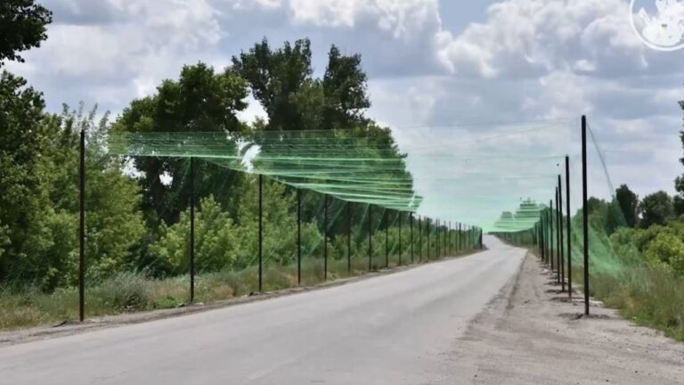 На Запоріжжі десятки кілометрів доріг облаштують антидроновими сітками