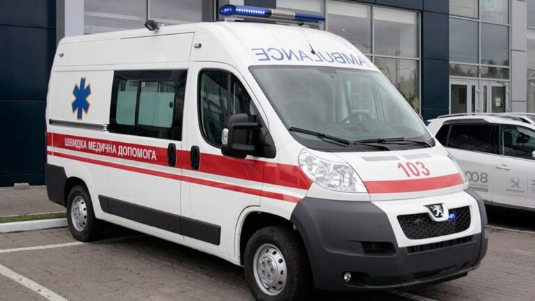 Більше 30 “швидких” на Херсонщині пошкоджені через обстріли