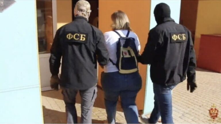 На Херсонщині окупанти засудили жінку до шести років за підтримку України
