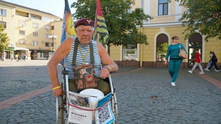 78-річний волонтер дядя Гриша знову збирає допомогу для ЗСУ у Мукачеві
