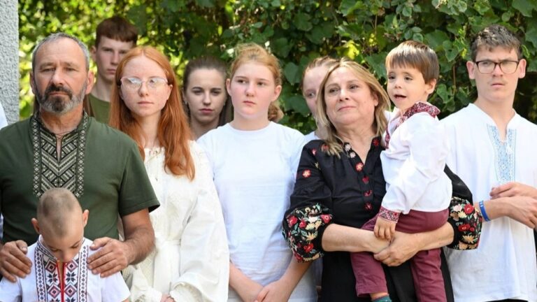 Прийомна родина з Олешок отримала нове житло на Буковині