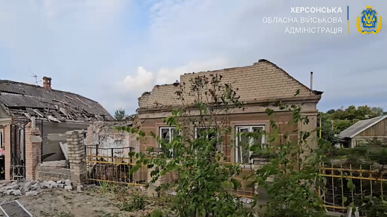 Обстріли Херсонщини: пошкоджені будинки та поранені мирні жителі