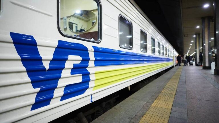 Через атаку РФ на підстанції затримуються поїзди Укрзалізниці