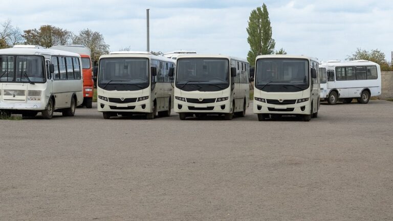 Окупанти на Херсонщині готують до зими автобуси, вивезені з Херсона