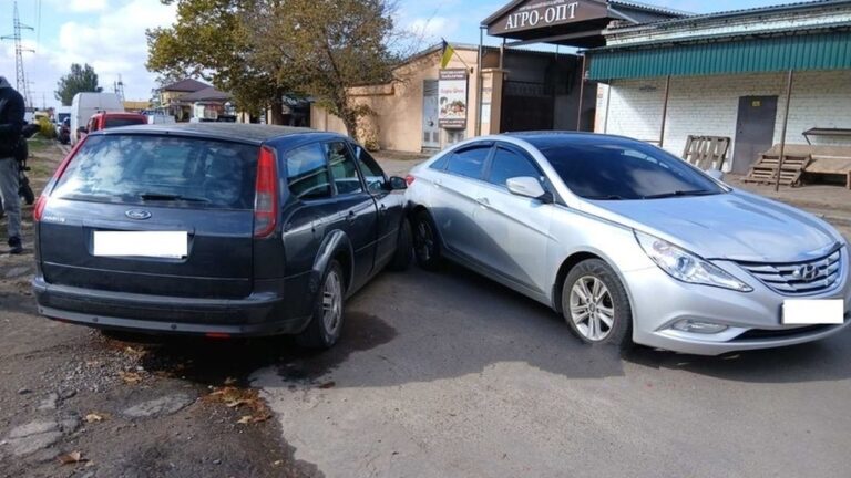 У Миколаєві Ford зіткнувся з Hyundai під час руху заднім ходом