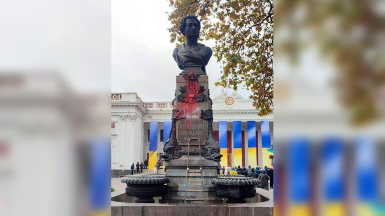 Активісти в Одесі вимагають демонтувати бюст Пушкіна