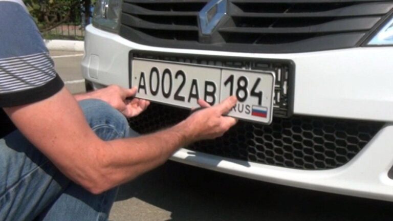 Окупанти зобов’язали автовласників на Херсонщині перейти на російські номери до 2026 року