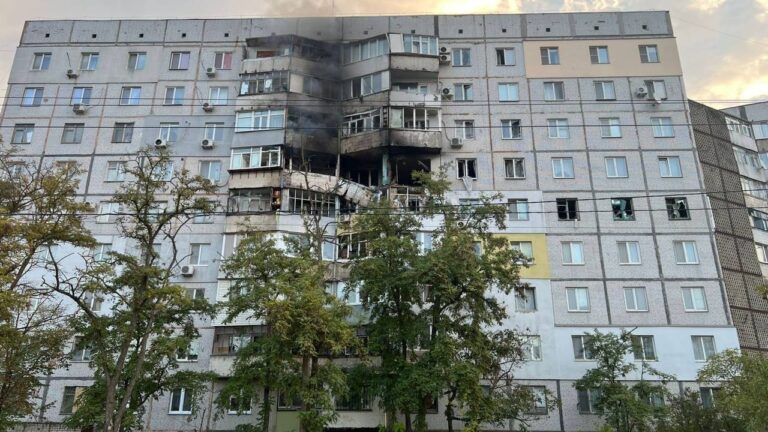 Двоє людей загинули та 22 містян поранені під час обстрілу Херсона